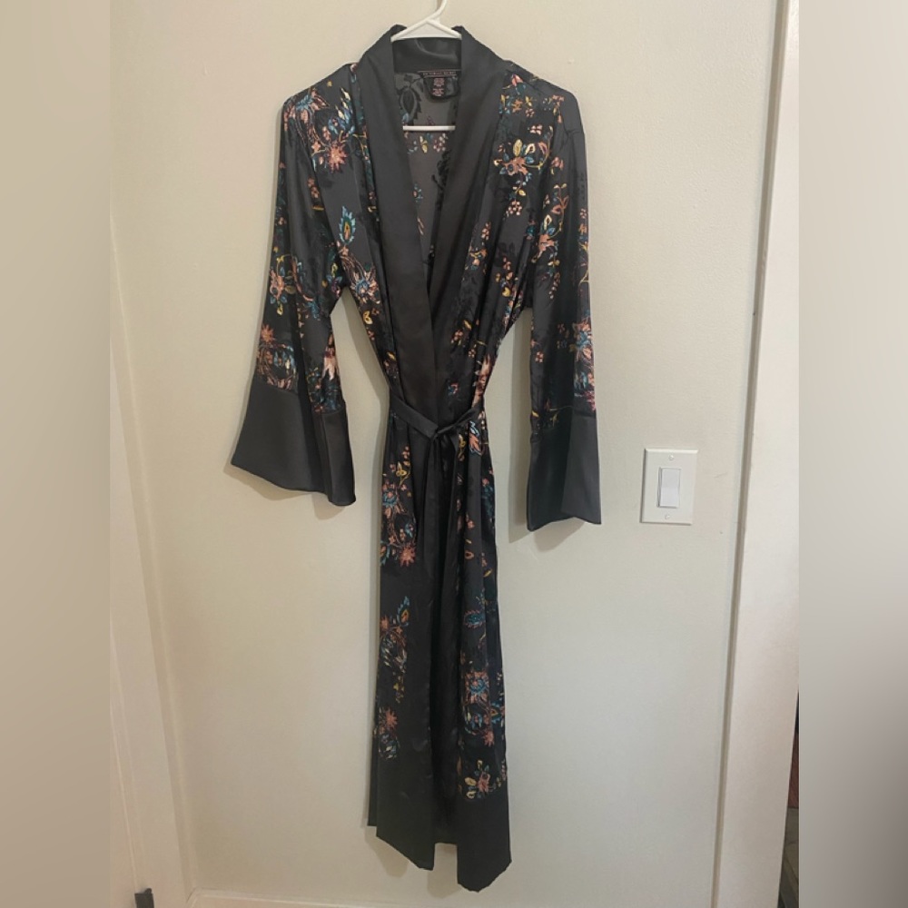 Victoria Secret Robe. Ankle length. Size SX/S . Excellent condition.